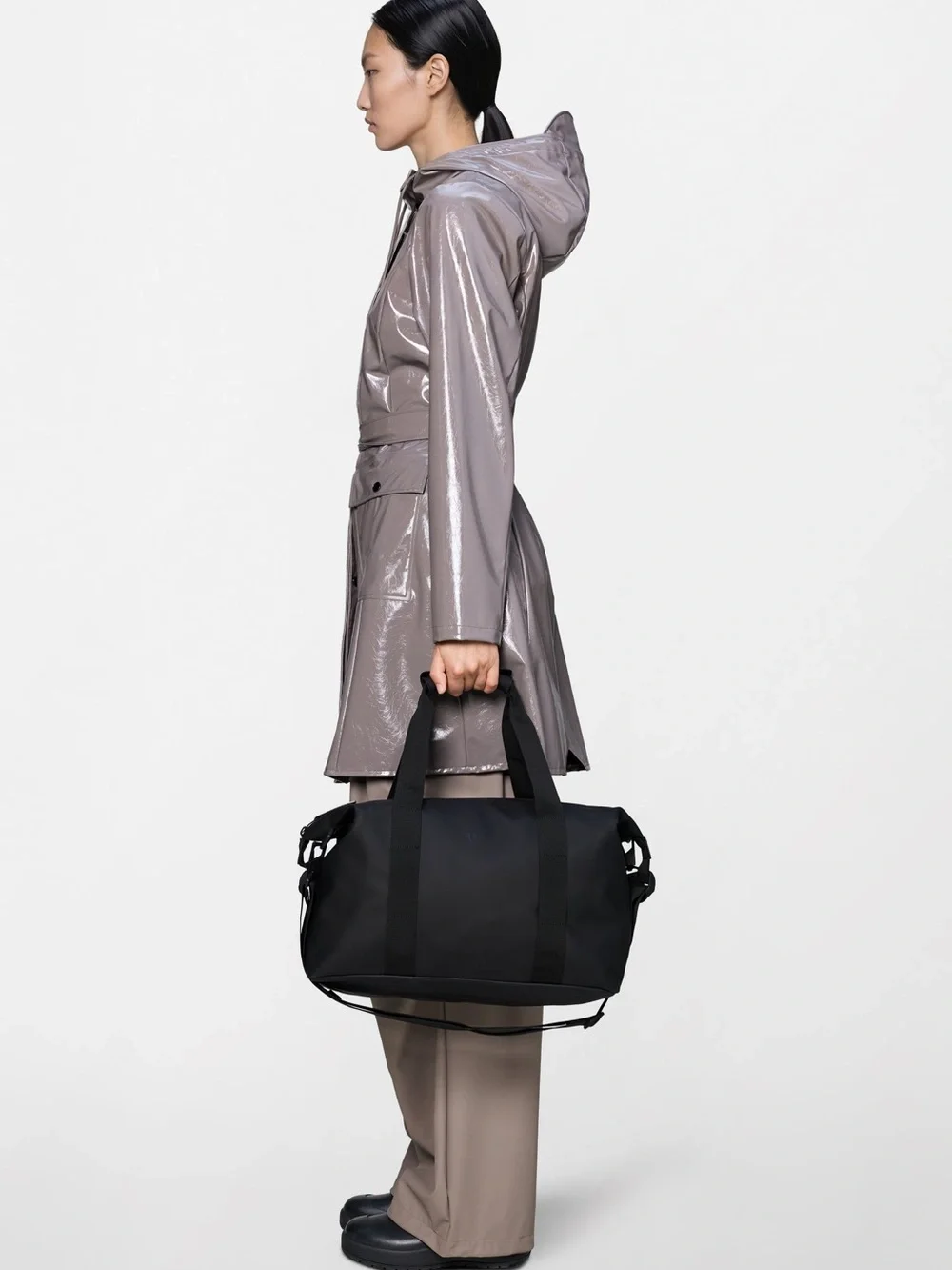 Rains Hilo Waterproof Weekend Bag (Small) in Black